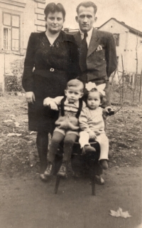 Witness with his parents and sister around 1945