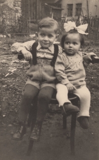 Witness with his sister around 1944