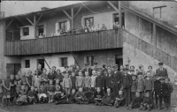 The mining colony of the Centrum mine in Dolní Jiřetín in the mid-1920s. Dad Bohumil Uxa under the window with a hat