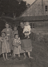 Rodný dům, Ludmila Krystyníková, roz. Bartošková, na fotograii v náručí maminky, Stodoliska,1942