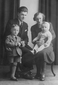 Family photo of the Ryba family from 1938, a witness on his mother's lap