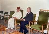 S královým rádcem profesorem S. E. Mohammedem Aouadem (vlevo) v předsálí marockého parlamentu. Rabat 1996