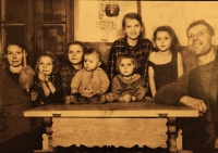 Family photo, from left: mother Anna, sister Andělka, Anička, Ludmila, Jožinka, Maruška, Růženka and dad Josef, Stodoliska, ca. 1941