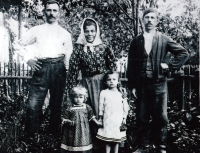 Anna Žátková's mother Anna, née Třísková (bigger child on the right), with her parents / Pařezovice / around 1914