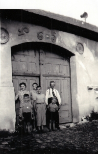 Neighbours of the family of the witness Rekovi in front of the Bočan family farm where Anna Žátková lived during the war / Slavíč (Hranice) / around 1944