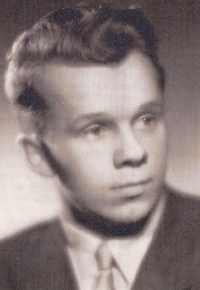 Václav Zábrša na maturitní fotografii (1952)