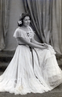 Witness in the photo in a self-sewn dress for dancing lessons - dress made of tulle and taffeta with orange ribbon, Pilsen, 1939