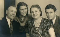 Foto rodiny Peckových, zleva: Rudolf Pecka (otec pamětnice), Irena Pecková (pamětnice), Anna Pecková (maminka pamětnice) a Miloslav Pecka (bratr), Plzeň, rok 1941