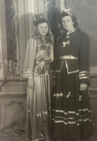 Pamětnice s kamarádkou v Království u Šluknova, pamětnice vpravo, 1950