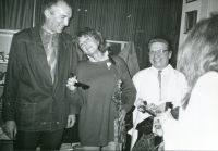 Actress and environmental activist Jane Fonda, who came to the Czech Republic to see the damaged environment. She was brought to the regional hygiene station by the then Environment Minister Ivan Dejmal. Pictured with Dr. Radim Šrám, 1990