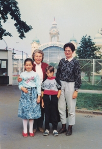 Před Výstavištěm v Praze - cestou na Křižíkovu fontánu, zleva: vnučka Jana, pamětnice Irena Votrubcová, vnuk Michal a snacha Irena Votrubcová, rok 1991