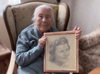 The witness in the photo taken in the spring of 2024 at the age of 100 in the St. Elisabeth Home in Pilsen. She is pictured with her own portrait, which was drawn for her in 1943 by her Belgian friend Hank