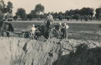 Kráter, který zbyl po dopadu bomby na poli poblíž Semtína, strýc pamětnice s rodinou, Pardubice, 1944