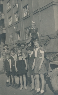 Blanka Lanštiaková (s bílou mašlí) s ostatními dětmi u sovětského tanku, Praha, 1945