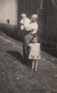 Witness with her father and brother, 1939