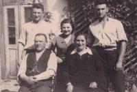 Family photo. Bottom row: grandfather Yakiv and grandmother Gitel. Top row: father Isak, aunt Ethel, uncle Pinhus. Chisinau, before 1939
