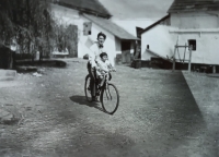 In Roveň Libuše Paukertová liked to ride her bike with her father or uncle Zdeněk