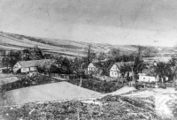 Houses in Přerovec in a pre-war postcard from circa 1930. The tavern past the bridge, the Střileks, the Dluhoš family, Graca and the gamekeeper's lodge. The reverse of the photo also says "Dehner's sand pit"