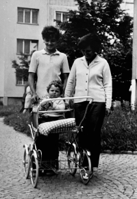 Se syny Petrem (v kočárku) a Zdeňkem, 1973