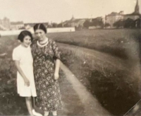 Hana Löwy Weinerová, the witness's mother, with her mother in Plzeň, 1930s