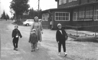 Maminka Iva Nováková, Libor Novák (vpravo), bratr Jiří (vlevo) a bratr Ladislav (uprostřed), Pomezní boudy v dubnu 1966