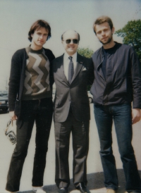 Otakar Mika (right) at the Ypsilonka Memorial, which commemorates the liberation of western Bohemia by the US army. In the middle stands the US Ambassador to Czechoslovakia Jack Matlock, on the right Milan Bayer. The image dates from the second half of the 1980s