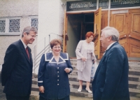 Otakar Mika (vlevo) jako starosta Chebu při návštěvě partnerského města Nižný Tagil v Rusku, rok 1996