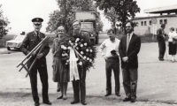 Commemorative act at the Ypsilonka Memorial, which commemorates the liberation of western Bohemia by the US Army. In 1980, in the middle, US Ambassador to Czechoslovakia Francis Meehan. This image was taken by Otakar Mika