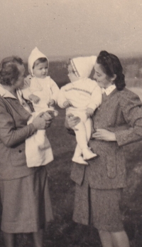 Pavel Pijáček with mother at right, Ms Honová with child at left, 1940