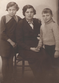 Grandmother Anna Moníková, nee. Stolínová (centre), on the left, the eight-year-old mother of the witness, Hana, and her brother Jan