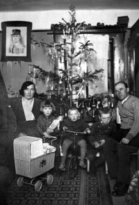 Olga Jaroňová with her parents and brothers, Dlhoň, Slovakia, 1933