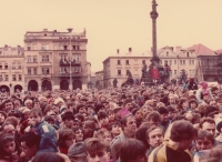 Lidé čekající na Václava Havla v Hradci Králové, 1989