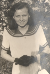 Mum Hana Poláčková, née Moníková, about 18 years old