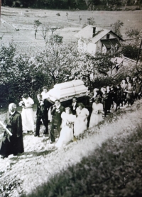 Witness with sisters in a funeral procession in Austria (their peer died)