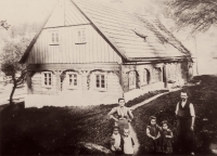 Mum Hedwig (left of Dad) with her parents Reinhold and Berta Tandler and siblings - older sister Elfriede (*1908) and younger brothers Emil (*1910) and Ernst (*1911) in front of the house in Fojtka near Liberec, which exists no longer 