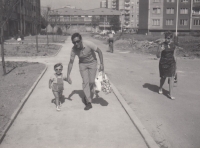 Jiří Podlipný jako malý chlapec s tatínkem v Karlových Varech v rozestavěné čtvrti Tuhnice, přibližně 1971