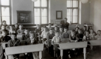 Witness Fthe fifth from the left in the Rudolfov primary school in Liberec