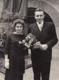 Josef Lexa se svou budoucí manželkou Annou Rybovou na promoci, Praha, 1960