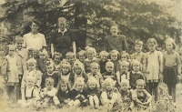 Josef Tomáš (on the left directly below the teacher) in the photo from the kindergarten