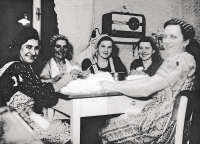 Women ruffling feathers, Pilsen - Nová Hospoda in 1945. The photo shows the grandmother of the witness, Rumlová, (second from the left) and aunt Vilímková, the sister of the grandmother, (far right)