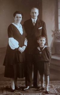 Paternal relatives who lived in Dresden after the war, where the witness and his father visited them in 1954