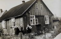 Grandma and Grandpa Tandler in front of their house in Katzwang near Nuremberg, 1957