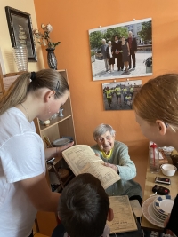 Marie Čálková shows pupils involved in the Stories of Our Neighbours project contemporary documents, 2023