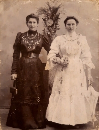 Rajisa Kamlerová's grandmother, Anna Glancová, née Bechyňská, on the photo on the right, next to her sister, Volhynia, probably Staviště