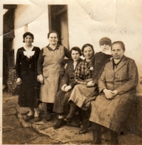 Grandmother Agnes Schnaubelt with her daughters Anna, Elizabeth, Berta and Marie in 1934 in the settlement of Šentál