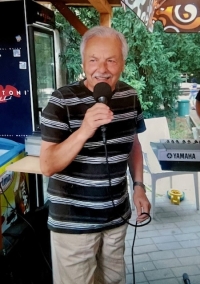 Karel Vlček sings in the pub U pávů, Kutná Hora, 2018