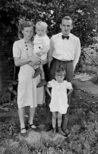 Witness with her parents and brother in Orlova in 1945