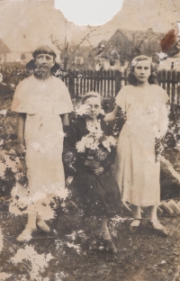 Young people from Malín- on the right Rajisa Kamlerová's aunt, Anna Glancová, married name Golová, Volhynia, Staviště