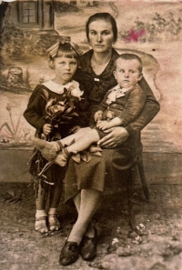 Mum Marie Glancová with children, Rajisa and Rostislav, Volyn, Staviště, 1940s