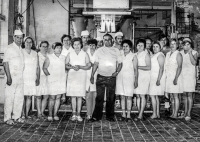 A group photo of employees of the bakery in Dolní Benešov in the 1980s. In the middle, in dark trousers, stands production deputy Fišer